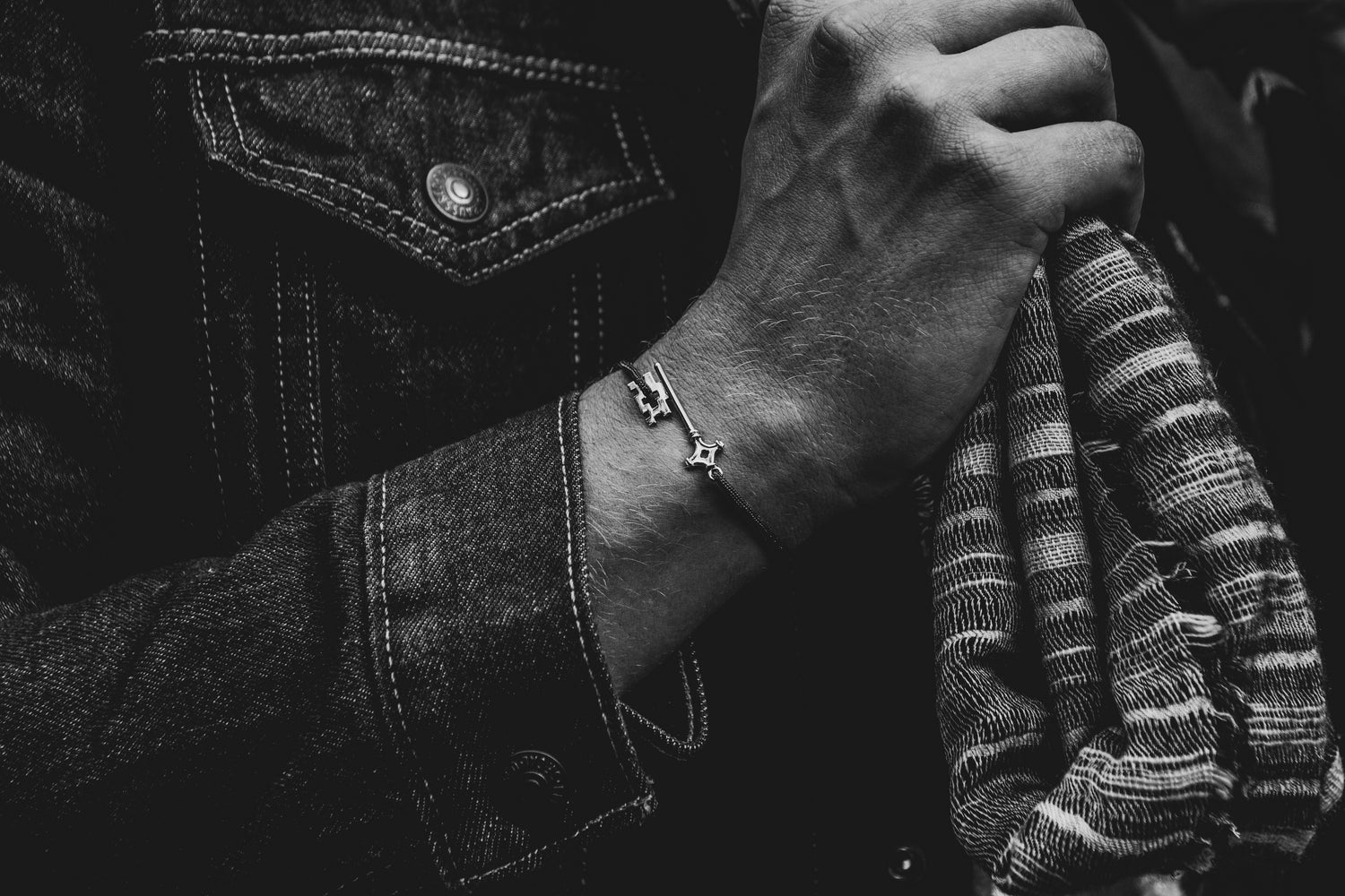 Bracelet Genevakey en noir et blanc sur un poignet d'homme