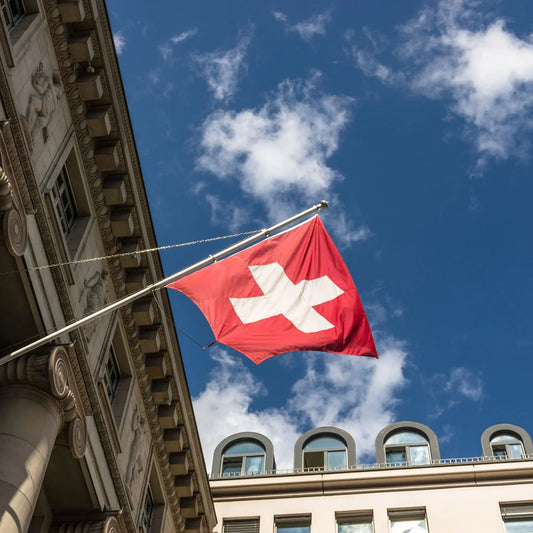 La signification historique du drapeau suisse et son influence sur la mode