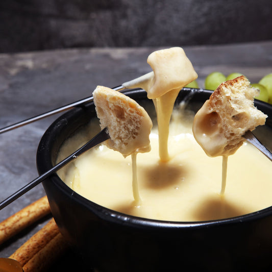 Découverte-de-la-fondue-suisse-histoire-et-tradition-culinaire Swiss Accent