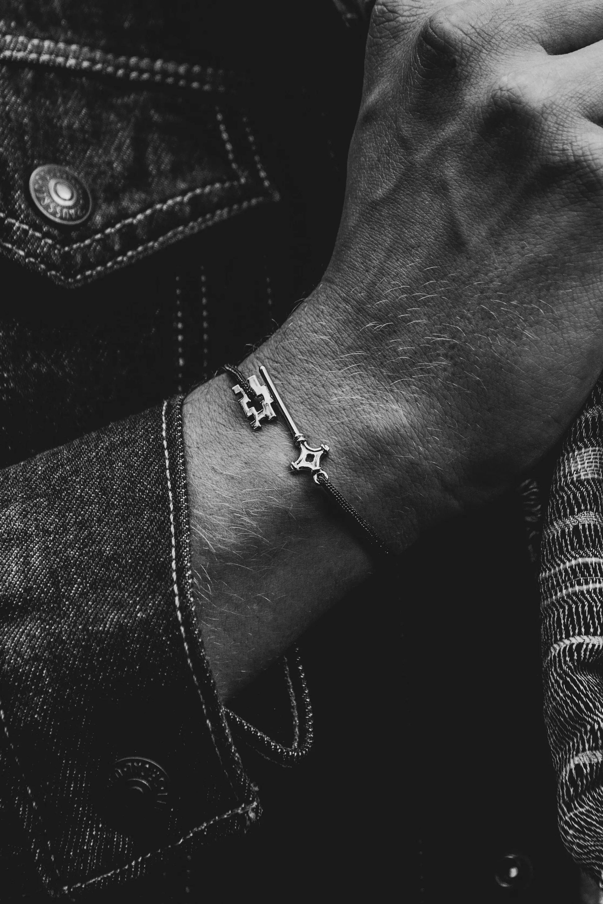 Bracelet Genevakey en noir et blanc sur un poignet d'homme