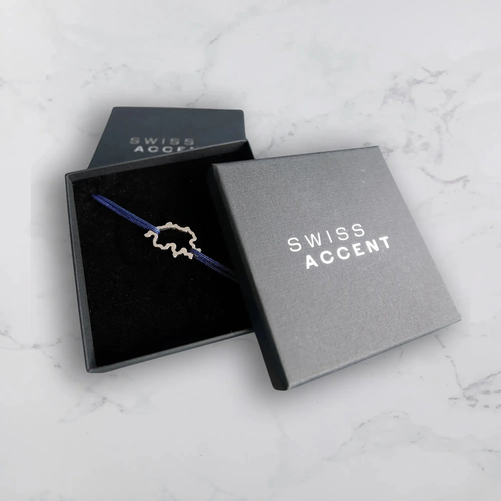 Bracelet SwissMap en argent rhodié et cordon bleu dans la boite noire de Swiss Accent