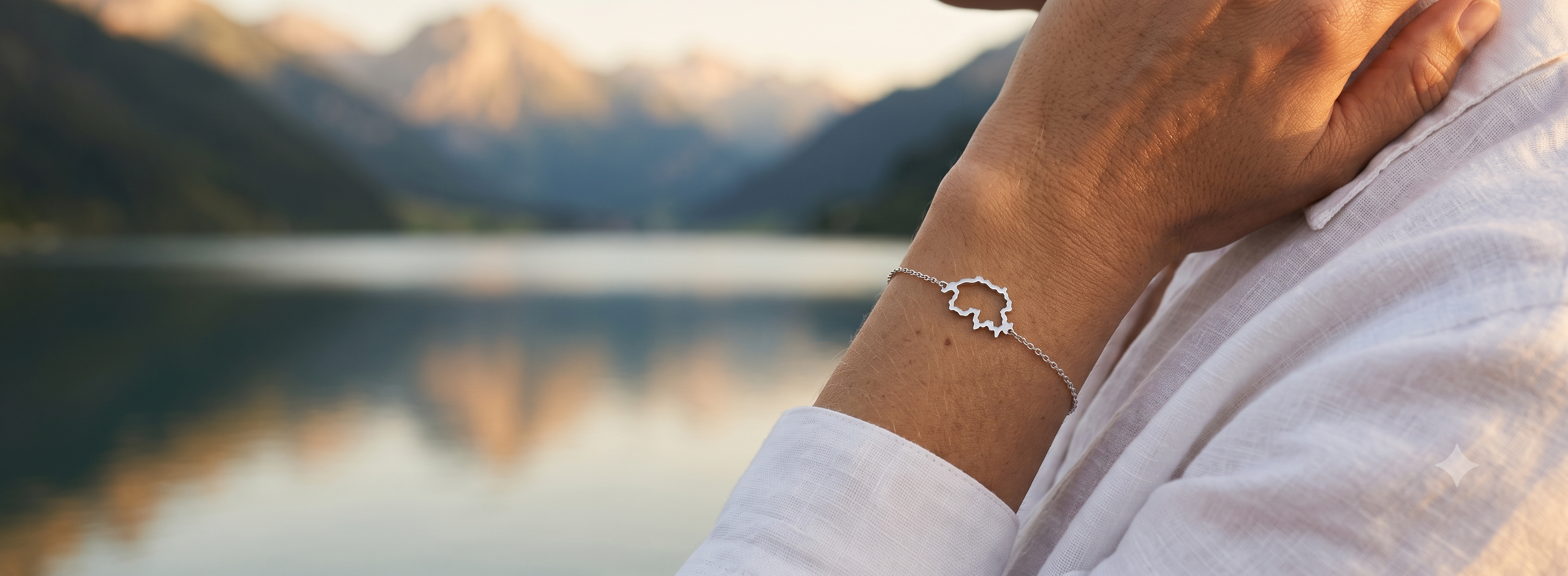 bracelet the map swiss accent argent rhodié porté par une femme près d'un lac de montagne 